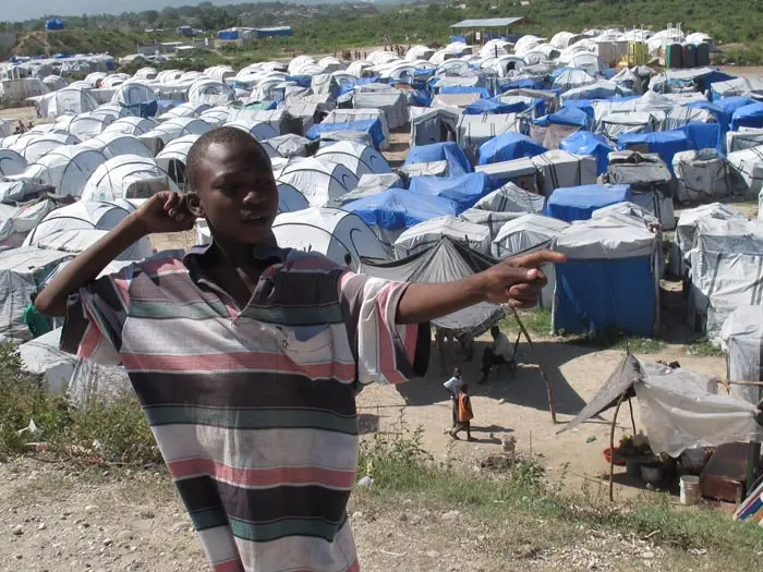 רבים מניצולי רעידת האדמה בהאיטי חיים במחנות אוהלים