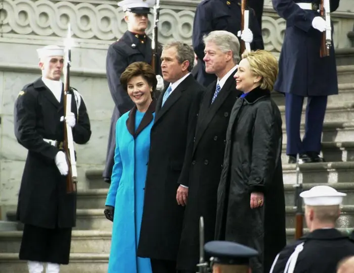 חילופי משמרות. בני הזוג קלינטון ובני הזוג בוש בטקס השבעתו של ג'ורג' בוש לנשיא רצות הברית, ה-20 בינואר 2000