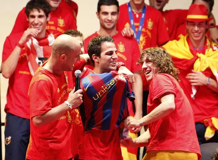 ססק פברגאס מולבש בחולצה של ברצלונה בזמן החגיגות של נבחרת ספרד