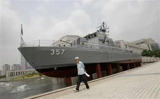 סיאול מאשימה את קוריאה הצפונית בהטבעת אוניית חיל הים צ'אונן. דגם של הצ'אונן