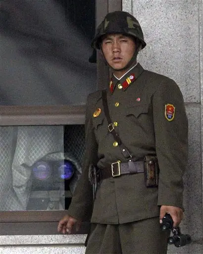הפגישה התקיימה בכפר שביתת הנשק באזור המפורז. חייל צפון קוריאני משקיף על האזור המפורז