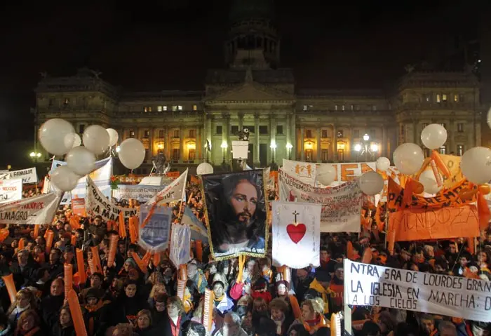 הפגנות מחוץ לפרלמנט הארגנטינאי במהלך ההצבעה על נישואים חד-מיניים