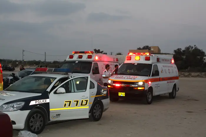 צוות מד"א שהוזעק למקום פינה אותו לבית החולים סורוקה בבאר שבע כשהוא סובל מפגיעה רב מערכתית