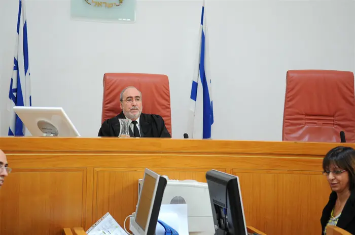 הורה לשחרר את הסב למעצר בית מלא, תוך שימוש באיזוק אלקטרוני. השופט אשר גרוניס