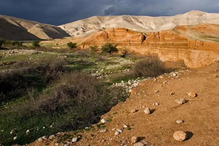 רכב על אופניים בבקעת הירדן חום של  44 מעלות