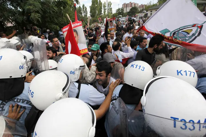 עשרות טורקים הפגינו נגד ישראל מחוץ לאולם. ההפגנה היום