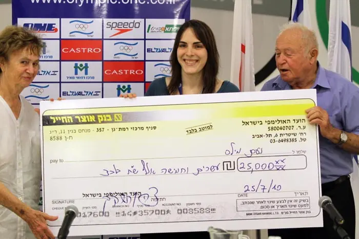 הסייפת הישראלית נועם מילס (מרכז) עם יו"ר הוועד האולימפי צבי ורשביאק