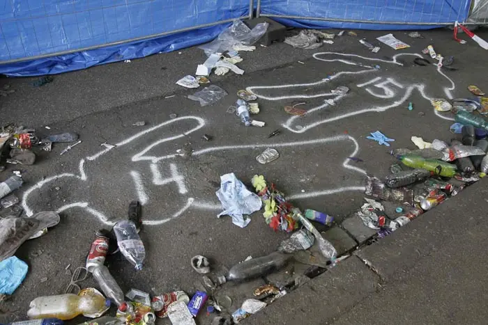 ציורי גיר של גופות הקורבנות באסון הפסטיבל בגרמניה