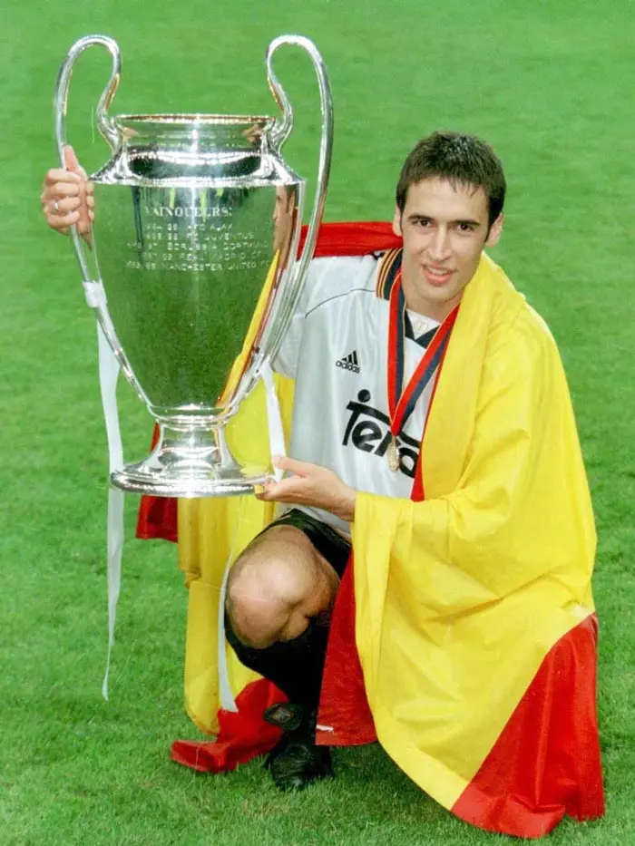 ראול עם גביע ליגת האלופות לשנת 2000