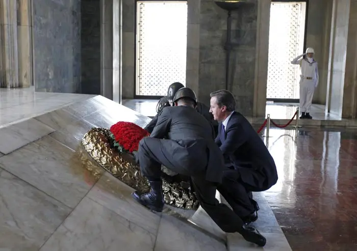 ראש ממשלת בריטניה הניח זר על קברו של אבי האומה הטורקית כמאל אטאטורק