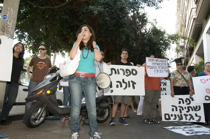 חרצובות לשונו הותרו. ההפגנה מול ביתו של זך