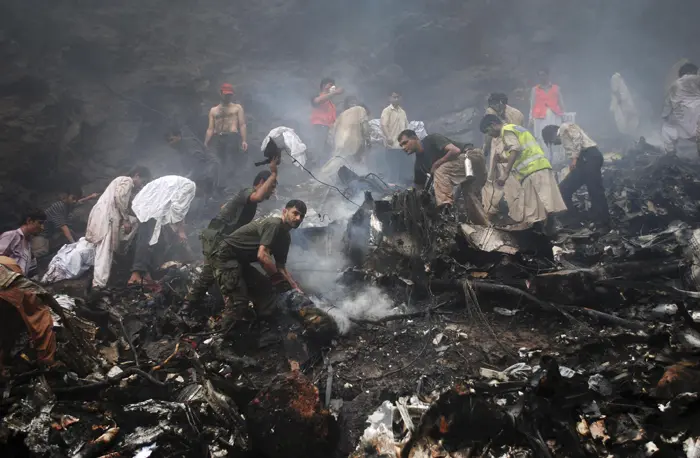 כוחות סיוע בזירת התרסקות המטוס בפקיסטן