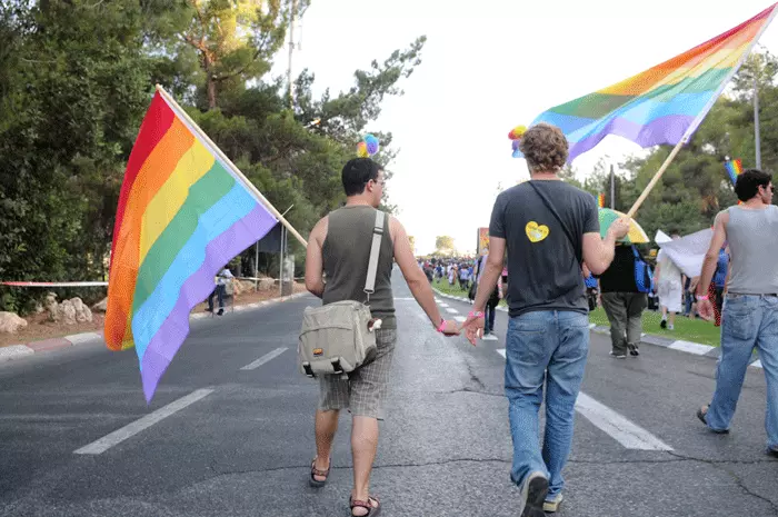 חיים של הומואים דתיים הם חיים של מצוקה, התלבטות, קשיים ובמקרים רבים חיים כפולים. זוג צועד במצעד הגאווה בירושלים