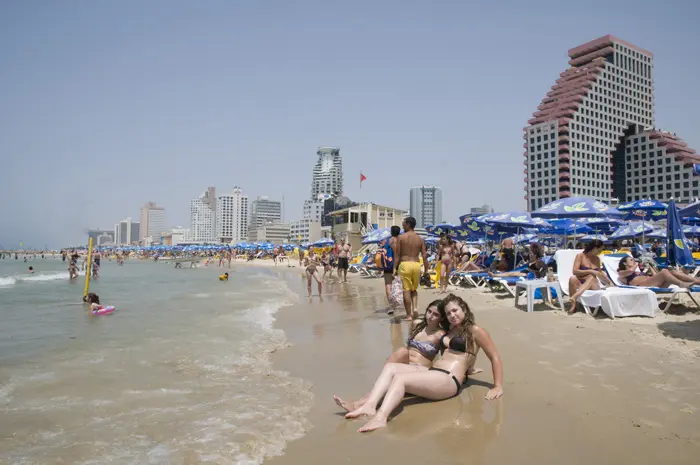 בני נוער בים. שיזהרו. למצולמים אין קשר לכתבה