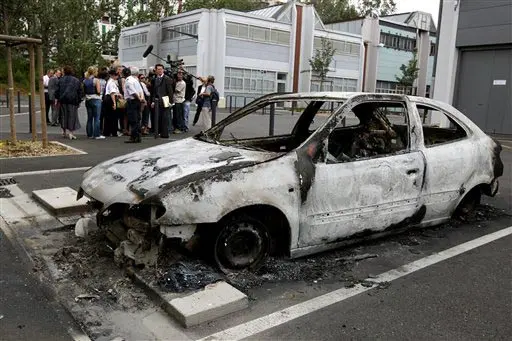 בחודש שעבר אירעו מהומות מהגרים בגרנובל עקב מותו של צעיר מוסלמי מירי שוטרים. רכב שהושחת במהומות