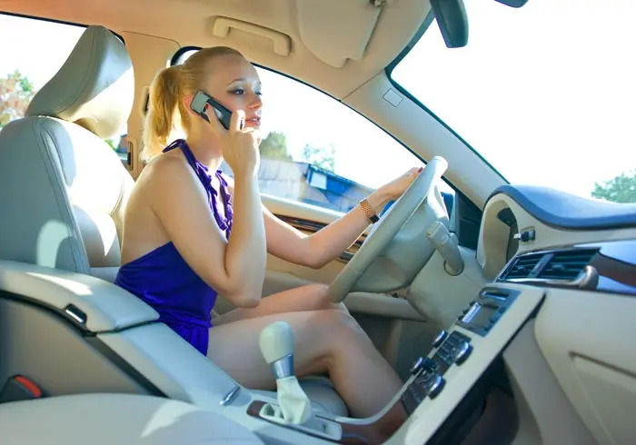 חצי מהנהגים מדברים בנייד בנהיגה