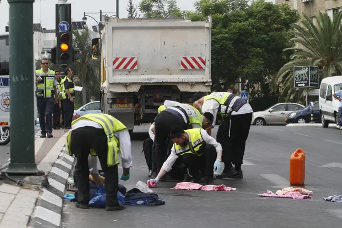 אנשי זק"א בזירת התאונה בגבעתיים
