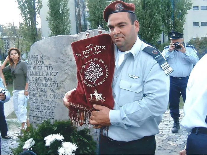 "עמוד התווך של הבית". דב הררי