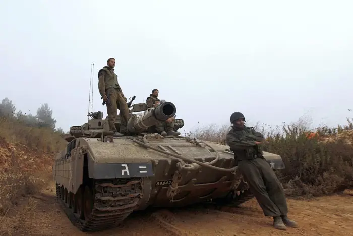 מטען חבלה גדול נחשף על גדר המערכת. למצולמים אין קשר לידיעה