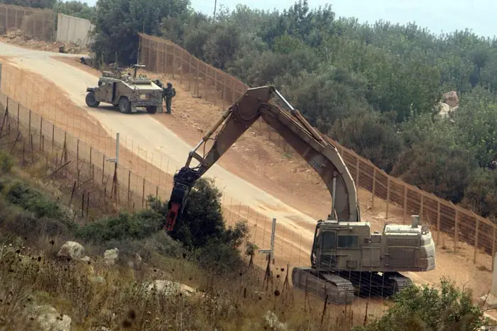 "ברק הודיע כי ישראל מתכוונת לבצע פעולה צבאית גדולה בלבנון כדי ללמד לקח את צבא לבנון". דחפור צה"ל פעול בגבול לבנון לאחר התקרית