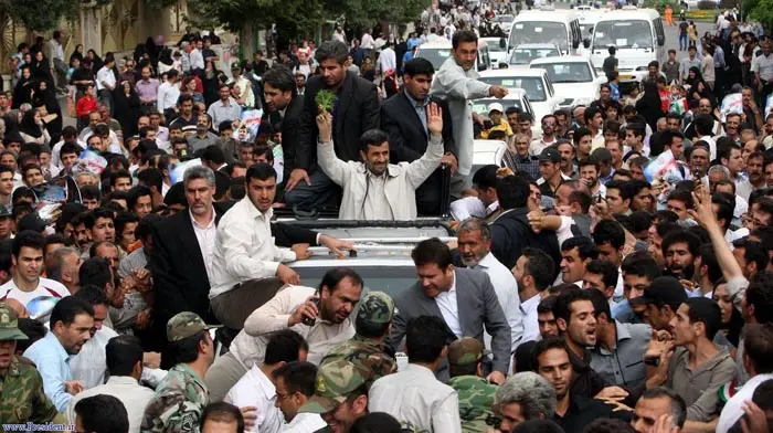 המונים קיבלו את פניו של אחמדינג'ד בעיר המדאן