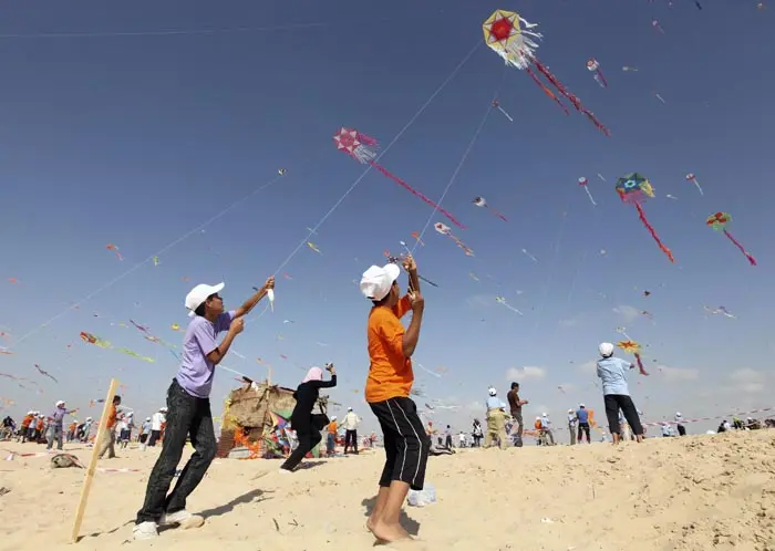 ילדים מעיפים עפיפונים בחוף של בית לאהיה, רצועת עזה, יולי 2010