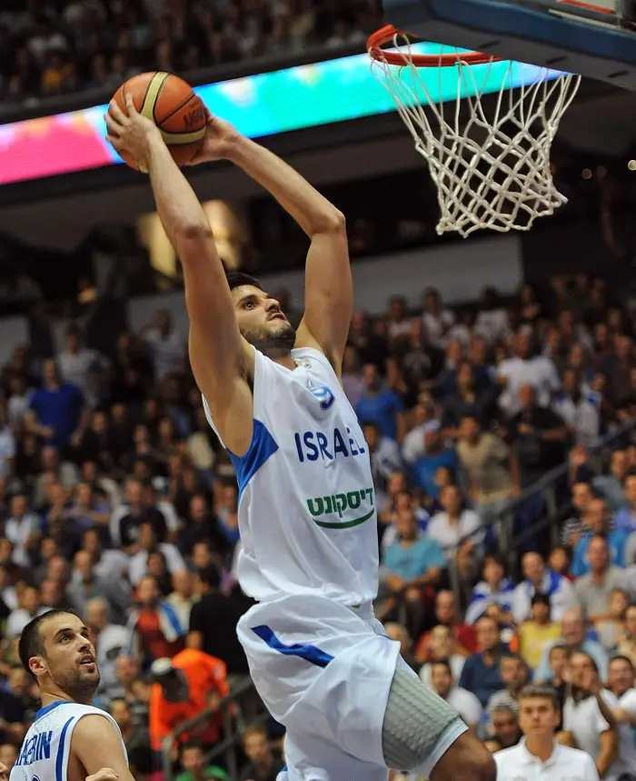 בתור הכוכב שהגיע מה-NBA  לקח על עצמו הרבה. עמרי כספי