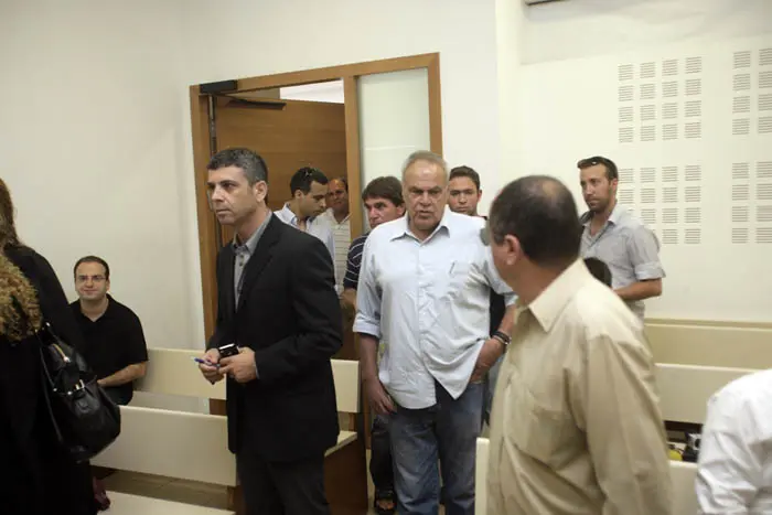 העיתונאים אברמוביץ ודניאל, שחשפו את המסמך, בבית המשפט