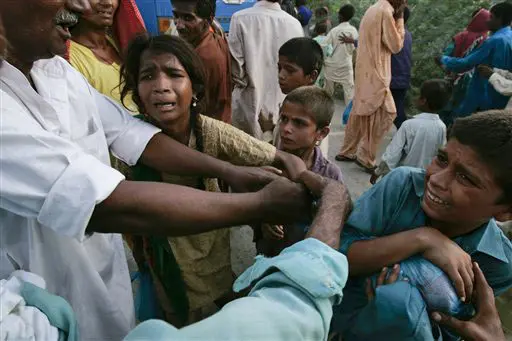 מיליוני פקיסטנים זקוקים למזון, מים, ותרופות. תושבים נאבקים בתחנת חלוקת מזון