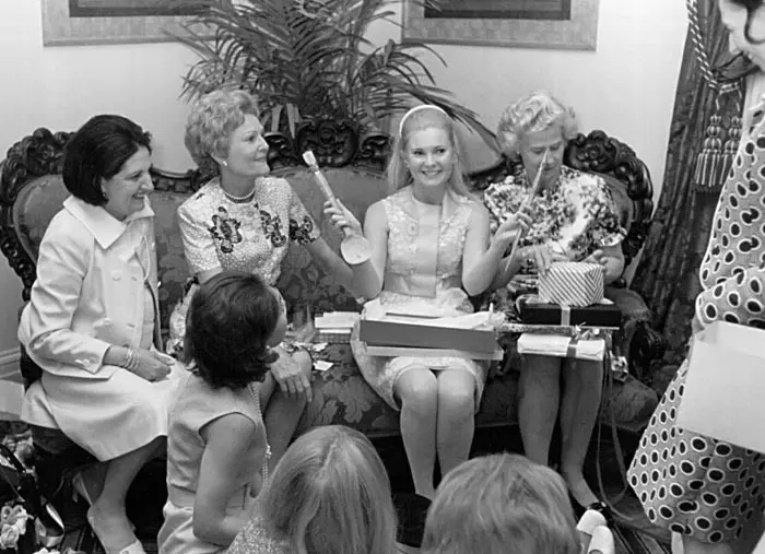 למה מגיע לי כל הטוב הזה? מסיבת הרווקות של טרישיה ניקסון. 1971