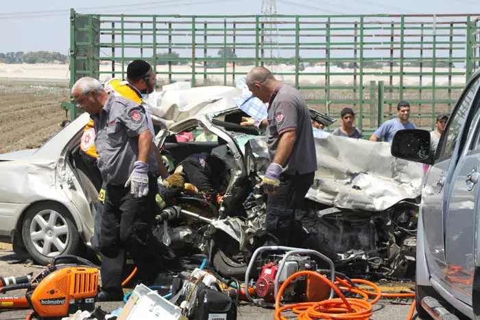 צוות טיפול נמרץ של מד"א הגיע למקום התאונה והעניק טיפול ראשוני לשלושה בני אדם שנפצעו באורח בינוני