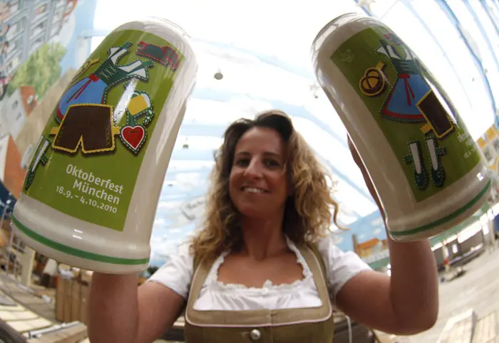 דוגמנית מציגה את ספלי הבירה הרשמיים לאוקטוברפסט 2010