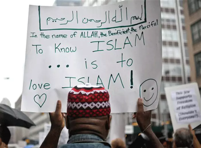 המפגנים בעד הקמת המסגד טוענים כי יש לשמור על חופש הדת