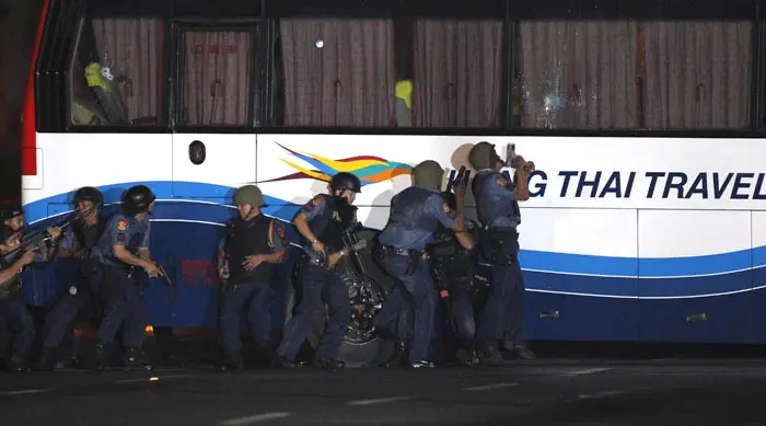 המשטרה החלה לכתר את האוטובוס לאחר שהמו"מ לשחרור נכשל