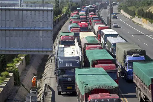 הפקק נוצר מעומס כלי רכב כבדים, עבודות בכביש ותאונות דרכים