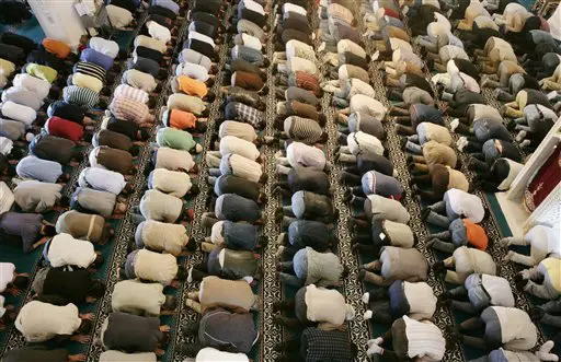 הצעירים המוסלמים מתוסכלים מבחינה מינית. מוסלמים מתפללים במסגד בברלין