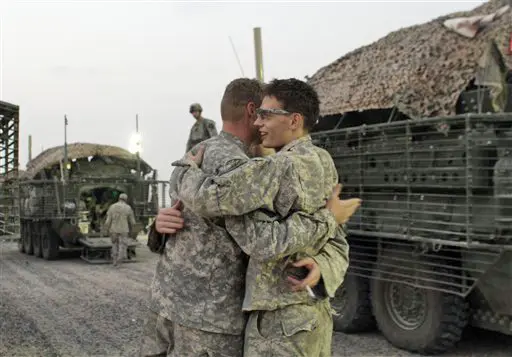 חיילים אמריקאים מתחבקים במעבר הגבול בין עירק לכווית