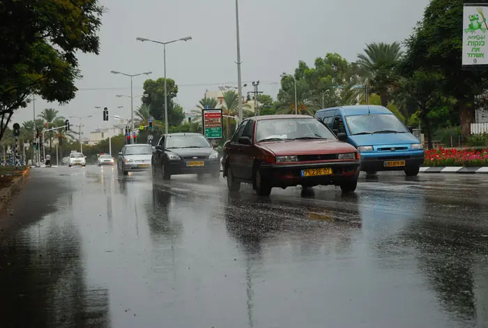 תנאי הכביש הרטובים מפחיתים מאוד את החיכוך שנוצר בין הצמיג לאספלט לכן שימרו מרחק סביר מהרכב מלפנים