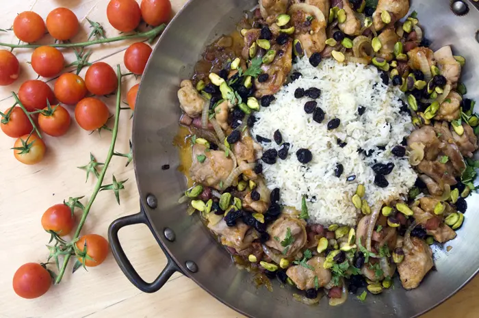 תבשיל פרגיות ושקדי עגל עם צ'אטני מנגו בליווי אורז לבן עם חמוציות ופיסטוקים