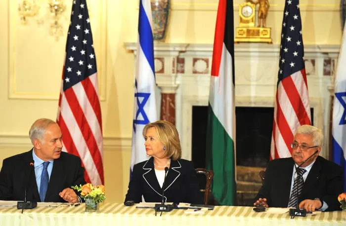 ראש הממשלה בנימין נתניהו עם יושב ראש הרשות הפלסטינית אבו מאזן, שרת החוץ של ארה"ב הילרי קלינטון, השליח האמריקאי למזה"ת ג'ורג' מיטשל בועידת פסגה בוושינגטון- ספטמבר 2010