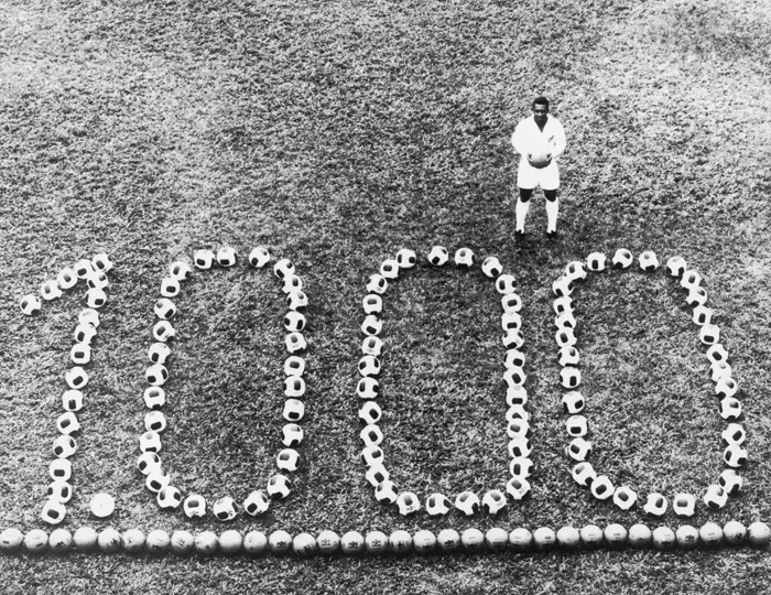 הכדורגלן הברזילאי פלה מציין את שער ה-1,000 בקריירה