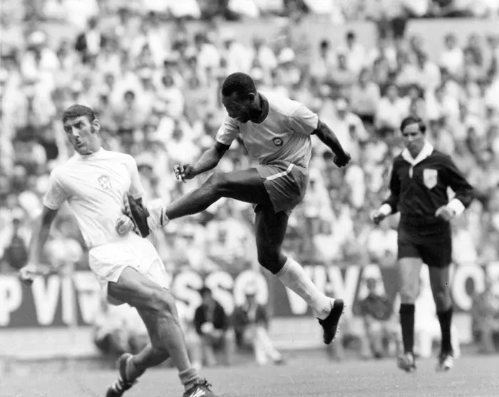 פלה כובש שער במדי נבחרת ברזיל במונדיאל 1970