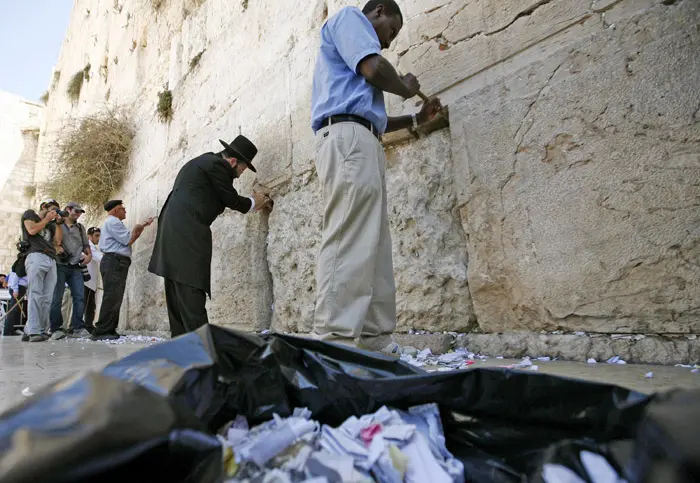 אוספים פתקים מהכותל המערבי לקראת ראש השנה