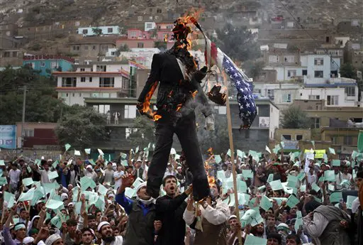 המפגינים שרפו בובה בדמות הכומר טרי ג'ונס
