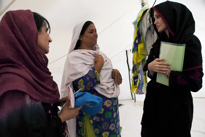 אנג'לינה ג'ולי מבקרת את קורבנות השיטפונות בפקיסטן