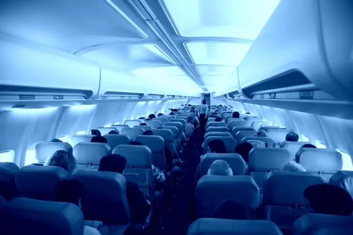 ככל הנראה, הטייס הודיע לנוסעים כי הנחיתה התבצעה בעקבות "תקלה טכנית"