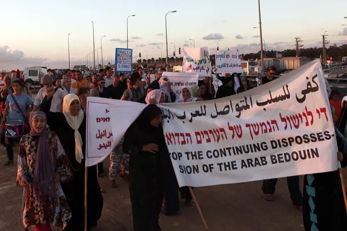 המפגינים נושאים שלטים עליהם נכתב "די להריסות בתי הבדואים בנגב"