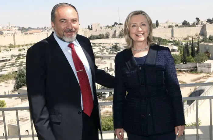 קלינטון הדגישה את מחויבותה האיתנה של ארצות הברית, "לא רק לביטחונה של ישראל, אלא גם לדמוקרטיה הישראלית. "הפגישה בקודמת, בספטמבר 2010 בירושלים
