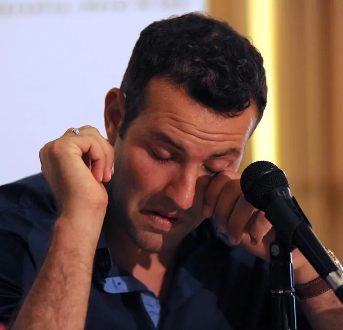 שמעון גרשון שחקן בית"ר ירושלים במסיבת עיתונאים בה הוא מודיע על פרישתו