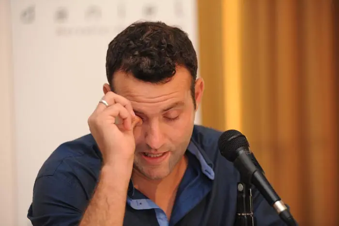 שמעון גרשון במסיבת העיתונאים בה הודיע על פרישתו ממשחק